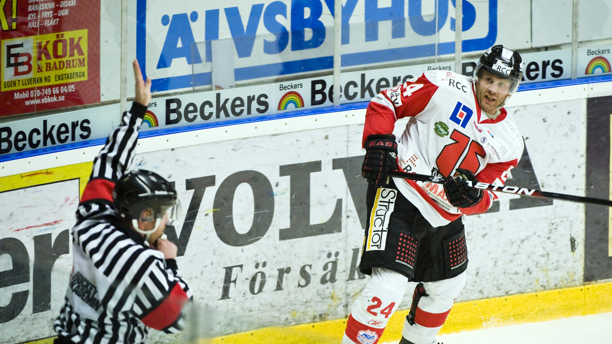 Strömberg drar på sig en utvisning under kvalserien.
