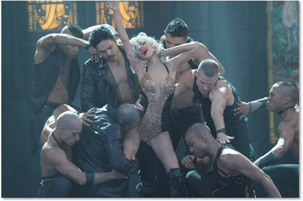 Christina Aguilera med en massa heta killar.