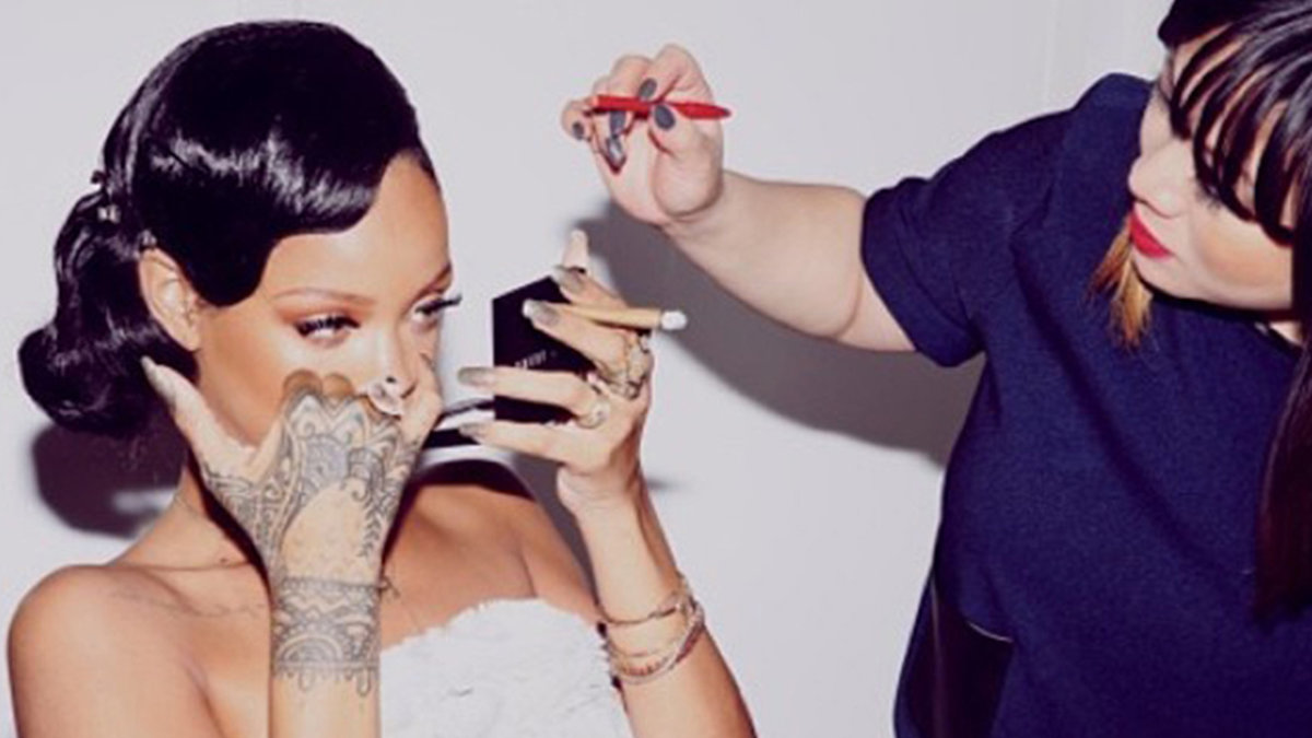 Rihanna har inte alltid, som här, en makeupa-artist till hands. Hennes bästa tips för att fräscha upp sin makeup eller fixera den är att använda en facemist. Rihannas favorit är Jane Iredale D20 Hydration Spray. Jane Iredale säljs på NK och Åhlens i Stockholm. 