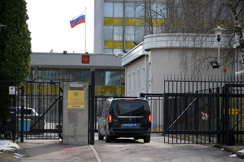 Ryska ambassaden på Kungsholmen i Stockholm. Enligt Säpo är en tredjedel av personalen här underrättelseofficerare. Det skulle innebära 10-15 personer. I april utvisades tre ryska diplomater. Arkivbild.