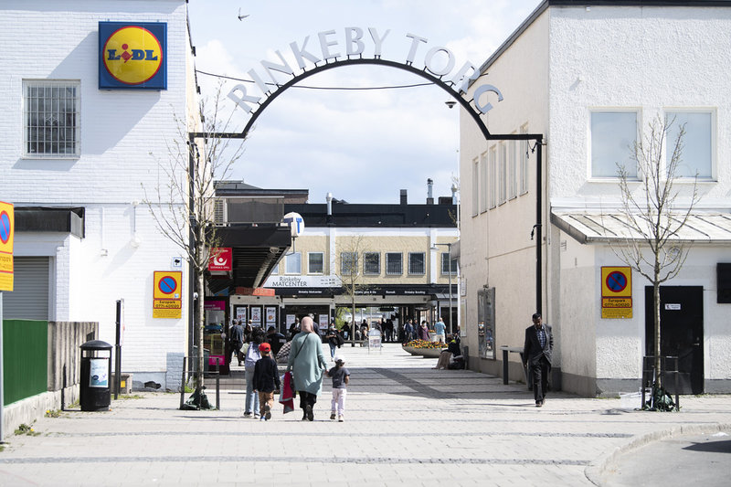 Klyftan mellan dem med jobb och de långtidsarbetslösa är mest bekymmersam, enligt experter.