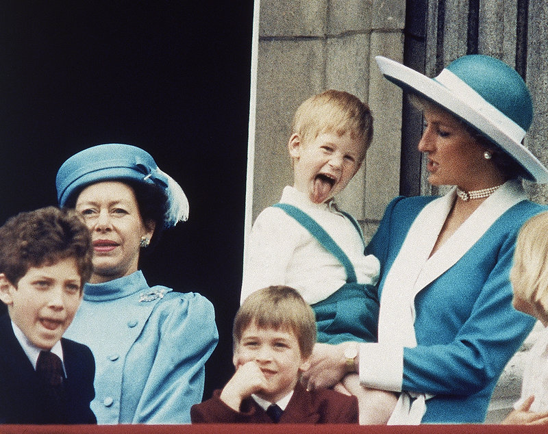 Prinsessan Diana med sonen prins Harry i famnen på Trooping the color år 1988. Prinsessan Diana med sonen prins Harry i famnen på Trooping the color år 1988.