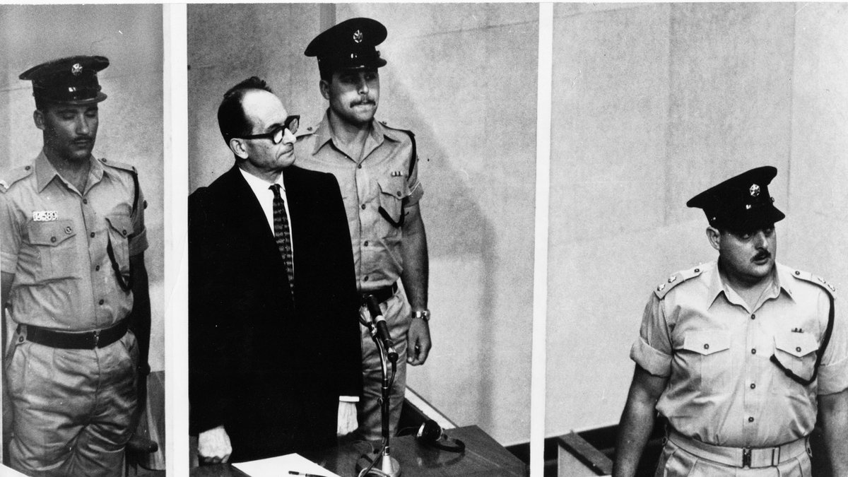 Nazisten Adolf Eichmann inför rätta 1961.