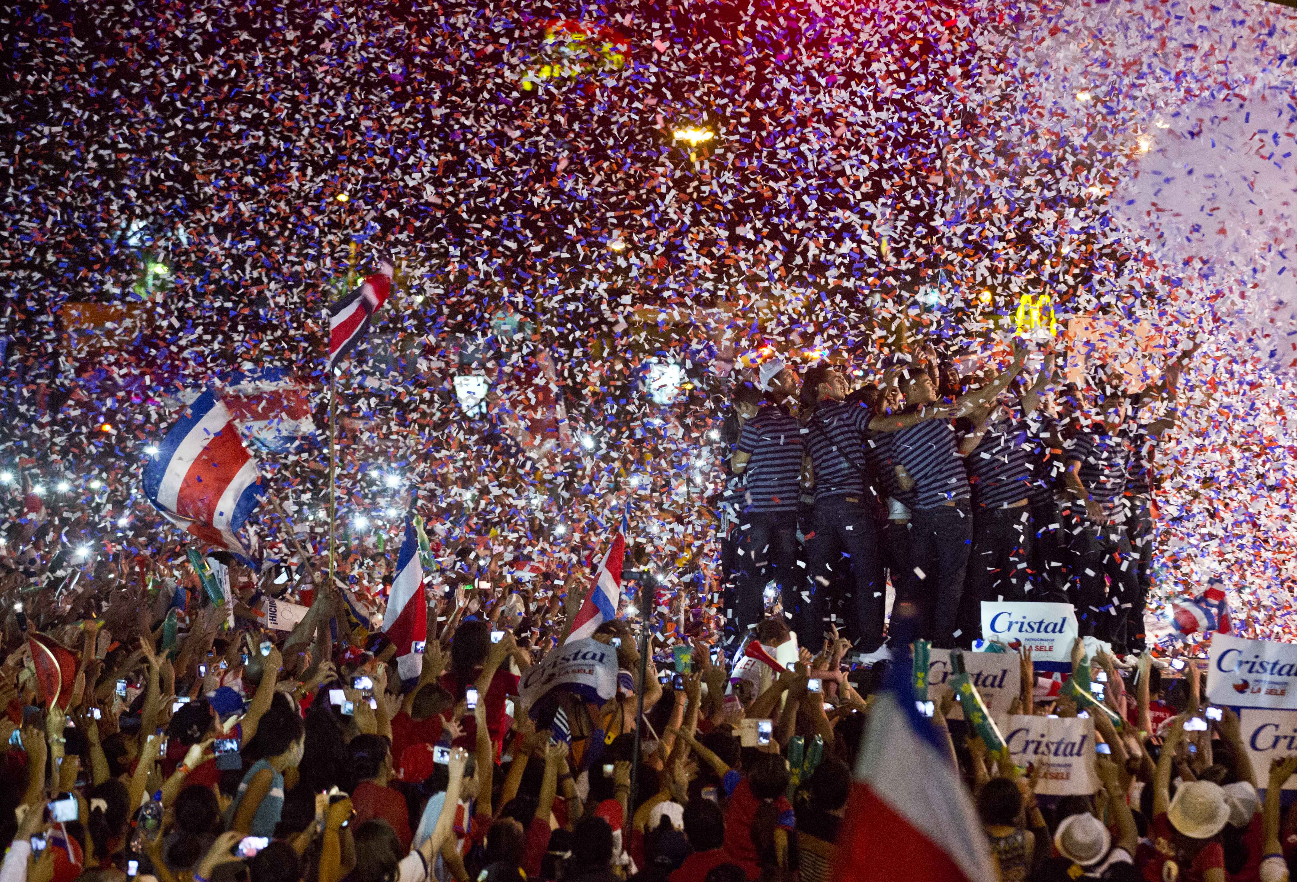 Costa Rica hamnar på första plats. Här firar de sina framgångar i VM. 