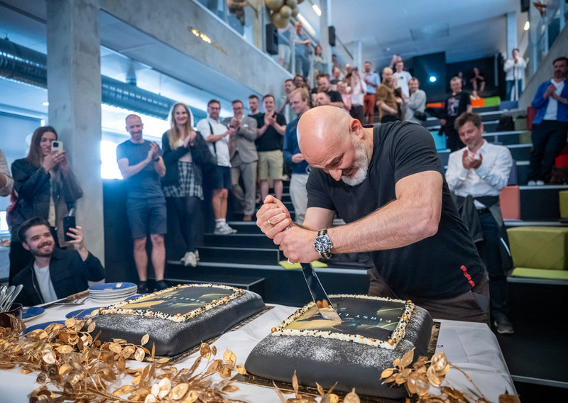 Hakan Abrak firar lanseringen med tårta.