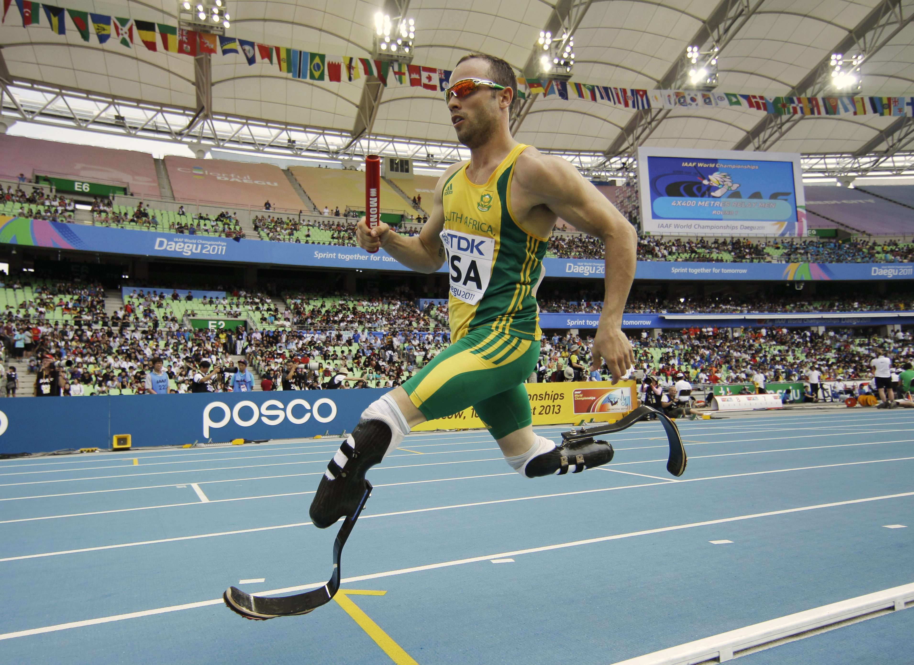 Oscar Pistorius får delta i OS, som den första idrottaren med amputerade ben.