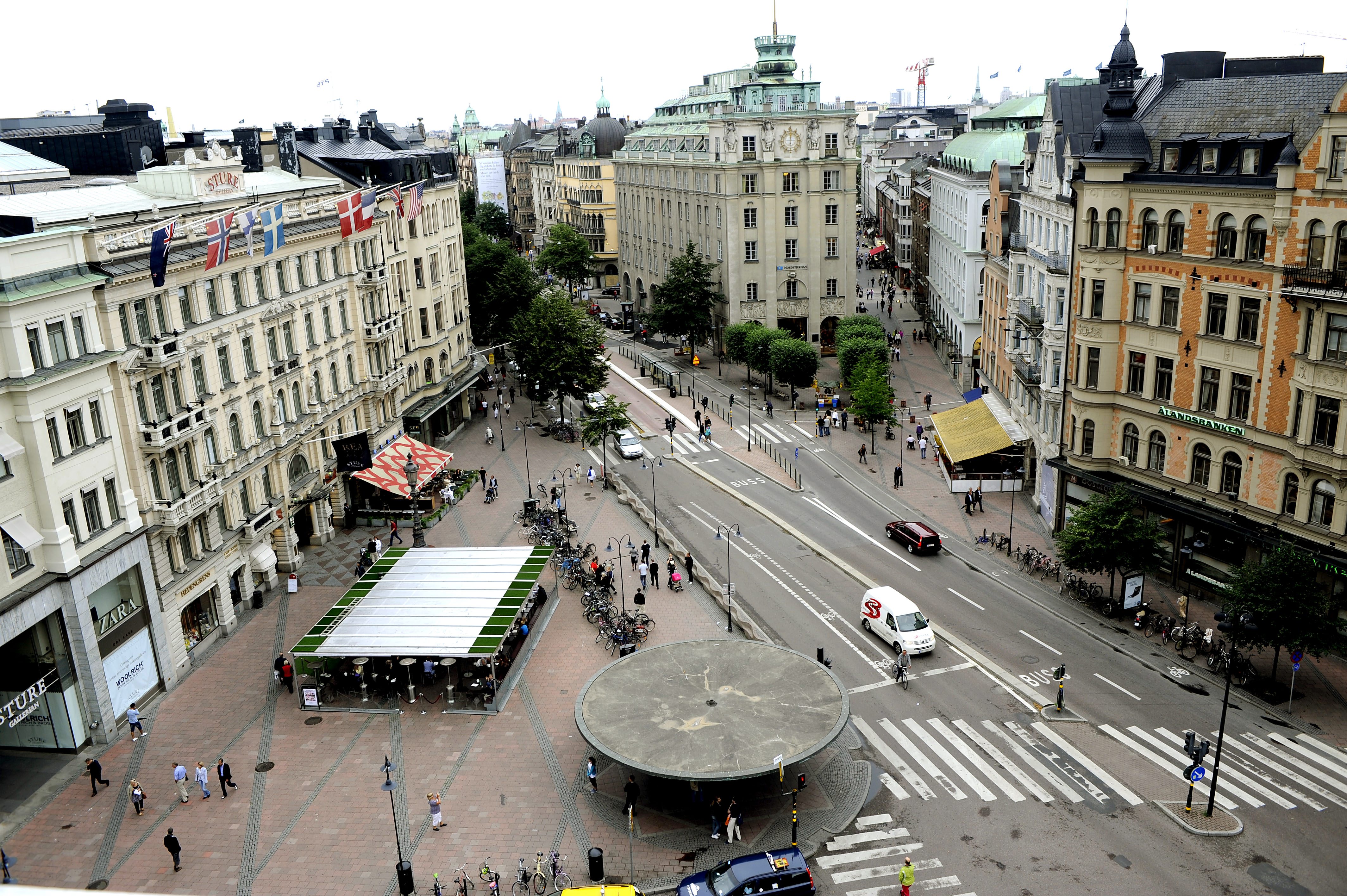 Den misstänkte hjärnan bakom terrorplanerna i Köpenhamn är en företagare i 50-årsåldern som på dagarna rör sig kring Stureplan i Stockholm.