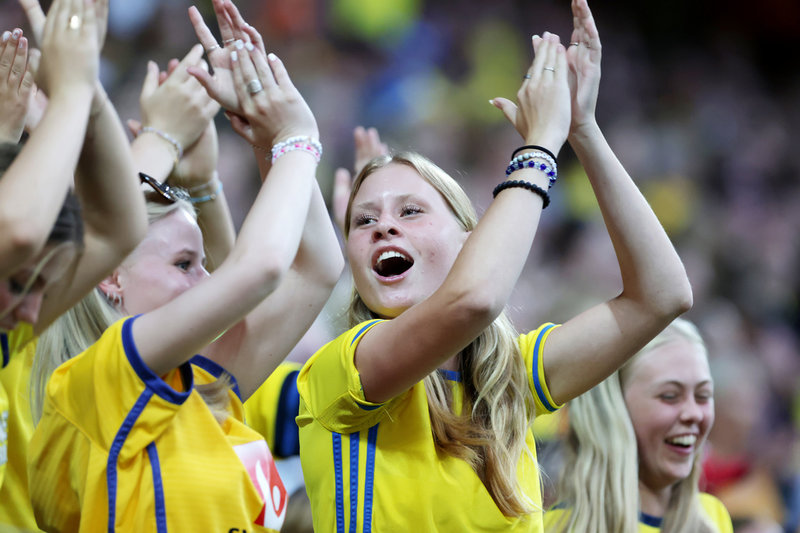 Publiken var högljudd på Friends arena.
