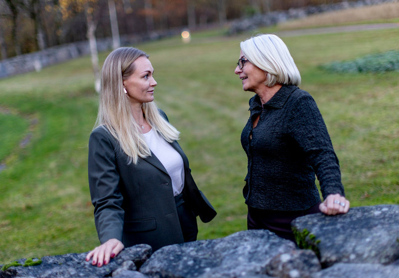 Att återjordas i Tyskland kostar över 4 000 euro, men i Sverige vill Madeleine Larsson och Helen Forsberg att det ska ingå i begravningsavgiften om det blir lagligt.