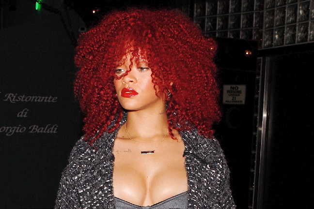 I rött afro och... inte för att någon tittar på hennes hår på den här bilden.