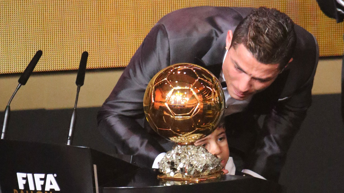 Ronaldo vann Ballon d'Or för sina insatser på planen 2013. 