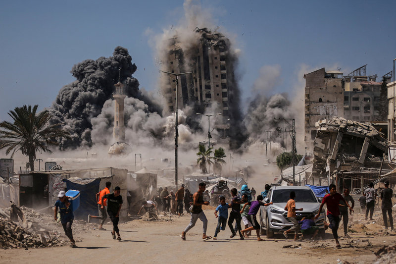 En israelisk attack mot ett höghus i staden Gaza. Bild från fredagen.