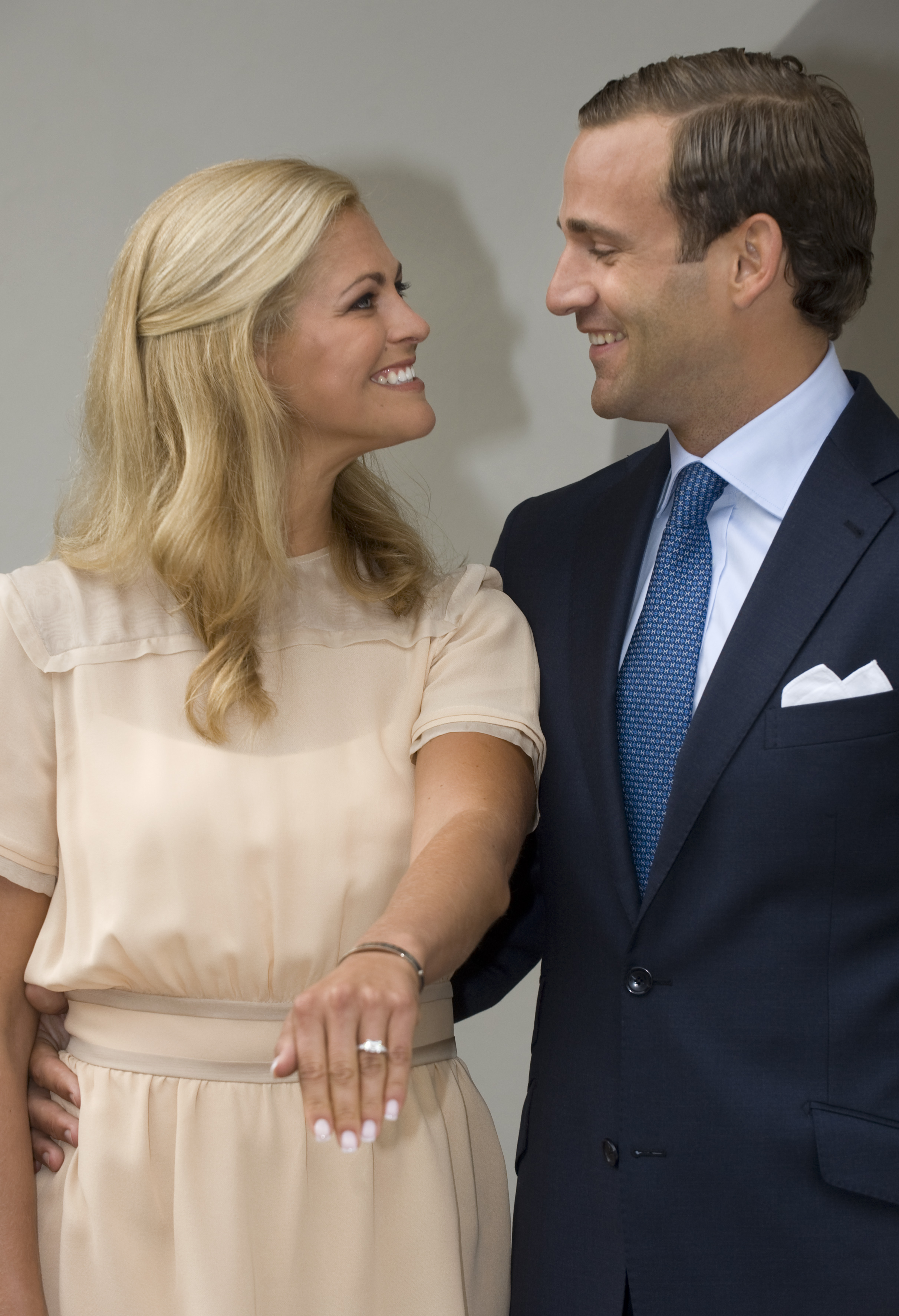 Prinsessan Madeleine och hennes kille Jonas Bergström är förlovade, men i år blir inget bröllop av.