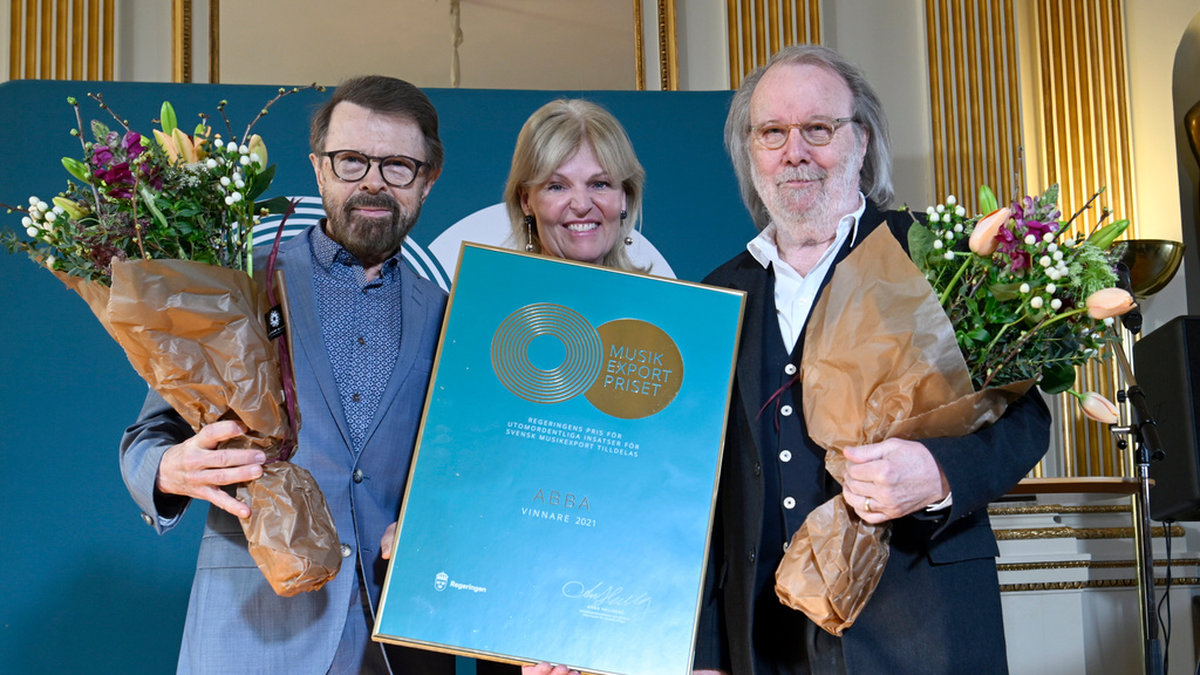 Björn Ulvaeus och Benny Andersson tar emot musikexportpriset för Abbas räkning. Här tillsammans med Anna Hallberg (S), utrikeshandelsminister och minister med ansvar för nordiska frågor.