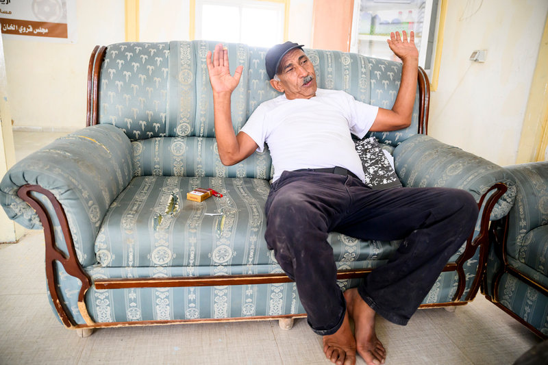 Eid al-Jahalin i sitt vardagsrum i Khan al-Ahmar.