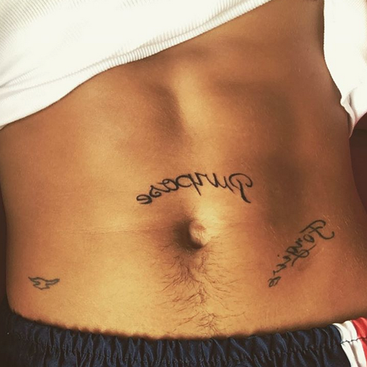 Justin Bieber har tatuerat magen – med titeln på hans kommande platta. Justin Bieber har tatuerat magen – med titeln på hans kommande platta.