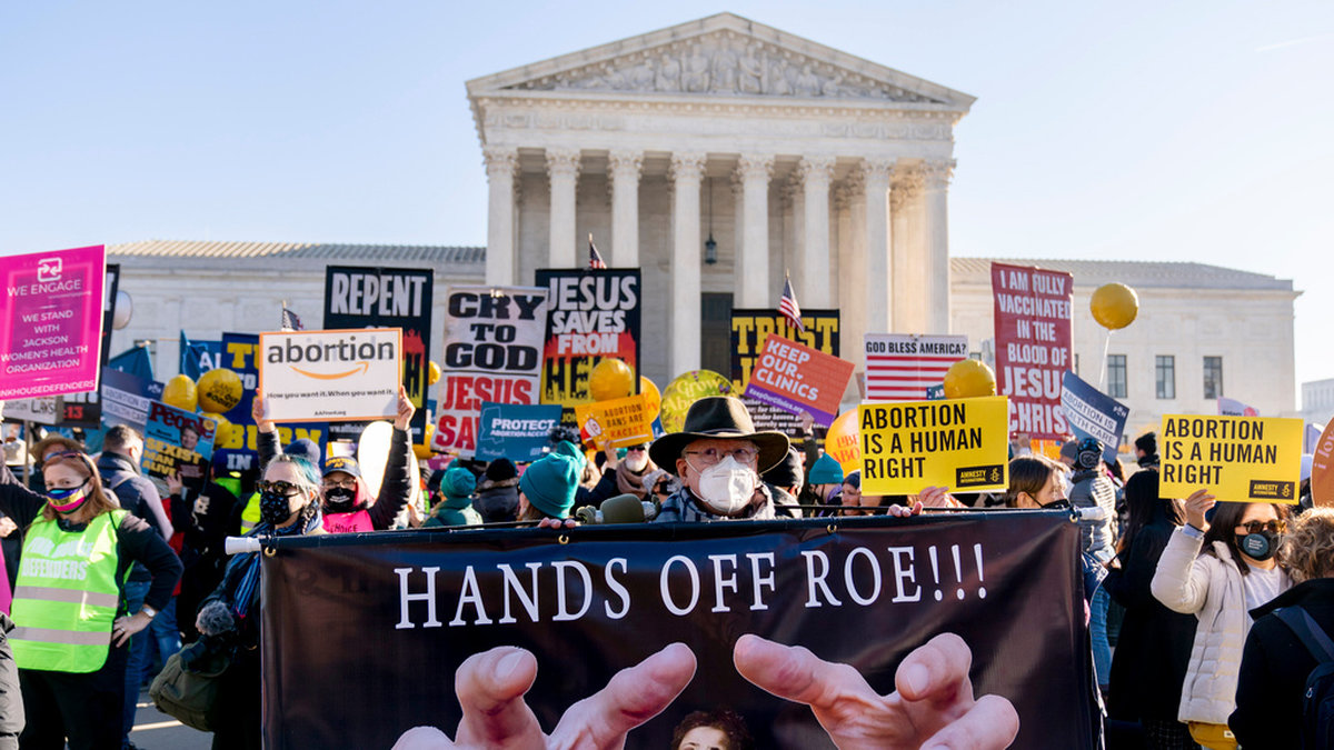 Abortmotståndare och abortförespråkare framför Högsta domstolen i Washington. Arkivbild.
