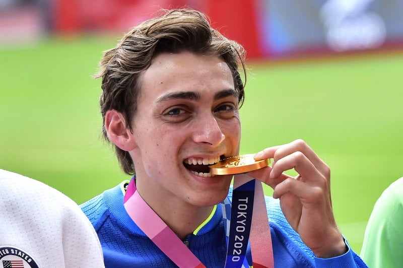 Armand Duplantis smakar på OS-guldet i Tokyo 2021. Arkivbild.