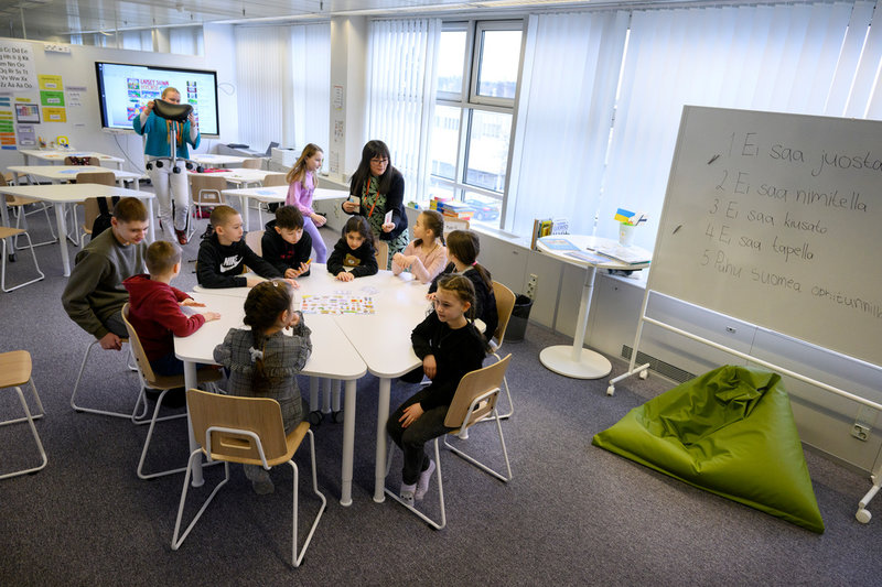 Irina Tyyskä uppmuntrar barnen att prata finska genom att låta dem spela ett spel. 'För mig är det väldigt viktigt att se varje barn som en enskild individ', säger hon.