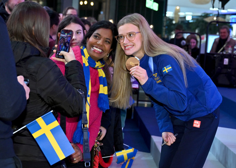 Isabella Wranå, nybliven OS-guldmedaljör i mixed curling, poserar för bilder med supportrar i Solna.