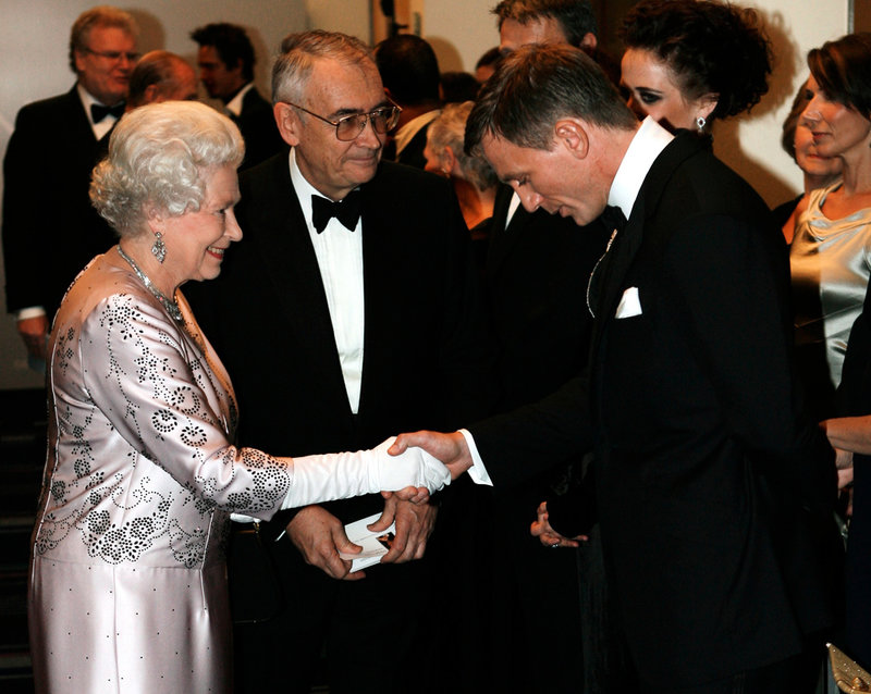 Drottningen Elizabeth möter Daniel Craig, som spelar James Bond vid premiären för 'Casino Royale'. Arkivbild.