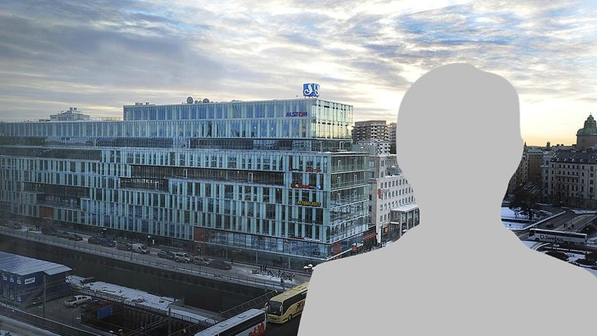 Grå silhuett av en man mot en bakgrund av Schibsted-huset i Stockholm.