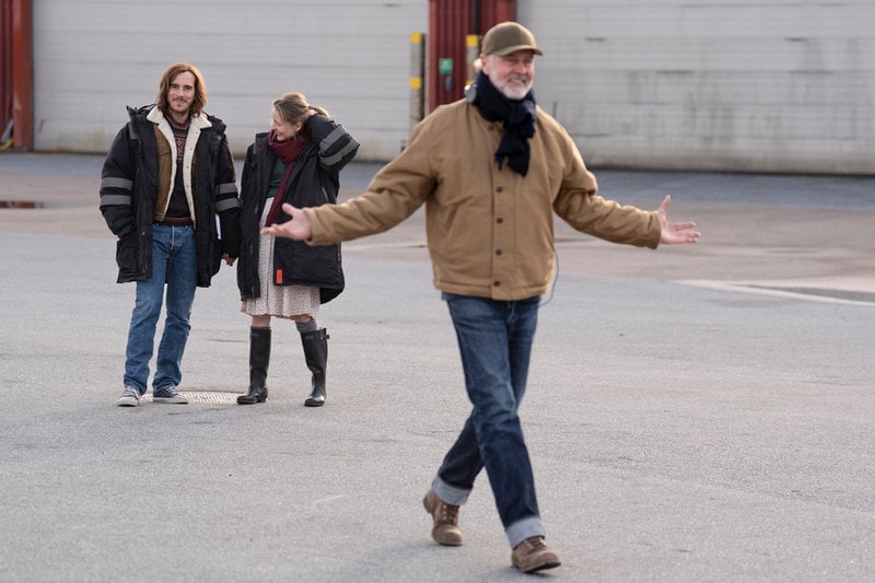 Regissören Erik Poppe, med huvudrollsinnehavarna – Leo Magnus de la Nuez och Kristi-Helene Giæver Engeberg – i bakgrunden.