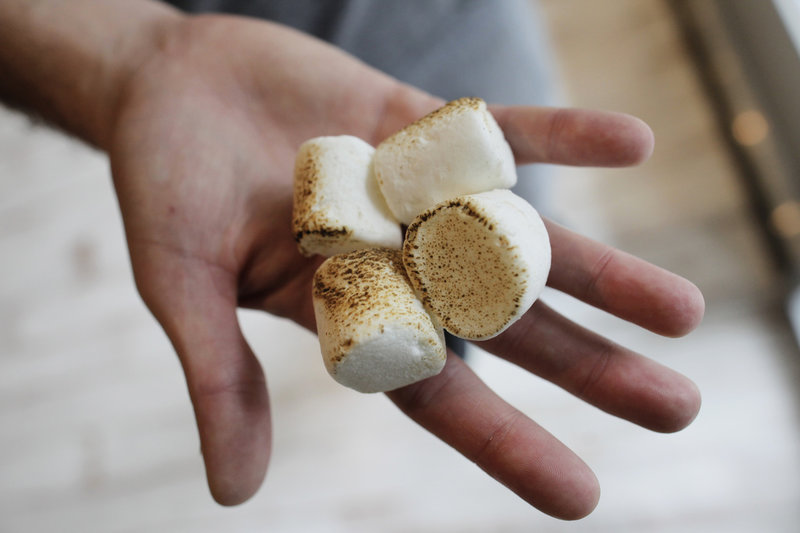 En nu, eller vänta få och få mer? Marshmallows-experimentet undersökte hur barn klarar att vänta på framtida fördelar. Arkivbild.