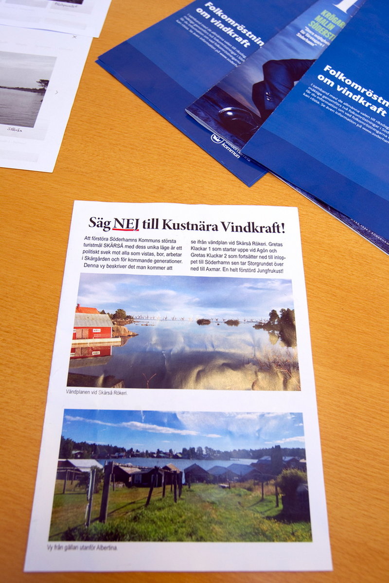 I Söderhamn har två folkinitiativ väckts för att protestera mot vindkraftsetableringen i kommunen. Flygbladet visar bilder från skärgården där vindkraftsmotståndarna har photoshoppat in vindmöllor för att visa hur det kommer se ut. John-Erik Jansson kallar bilderna för fejk.