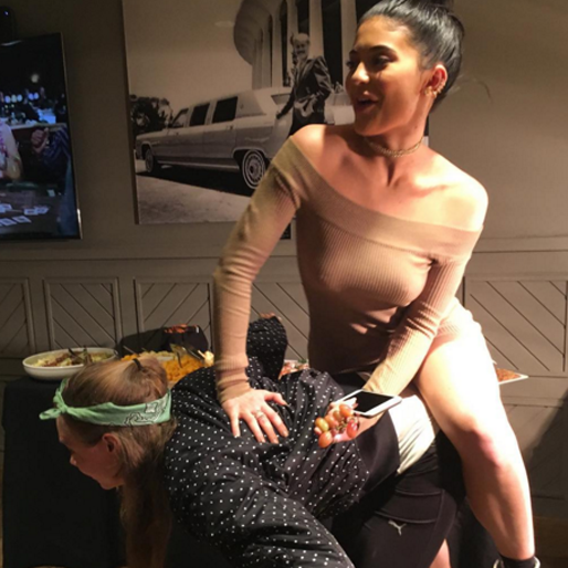 Kylie hoppar upp på Cara. Kylie hoppar upp på Cara.