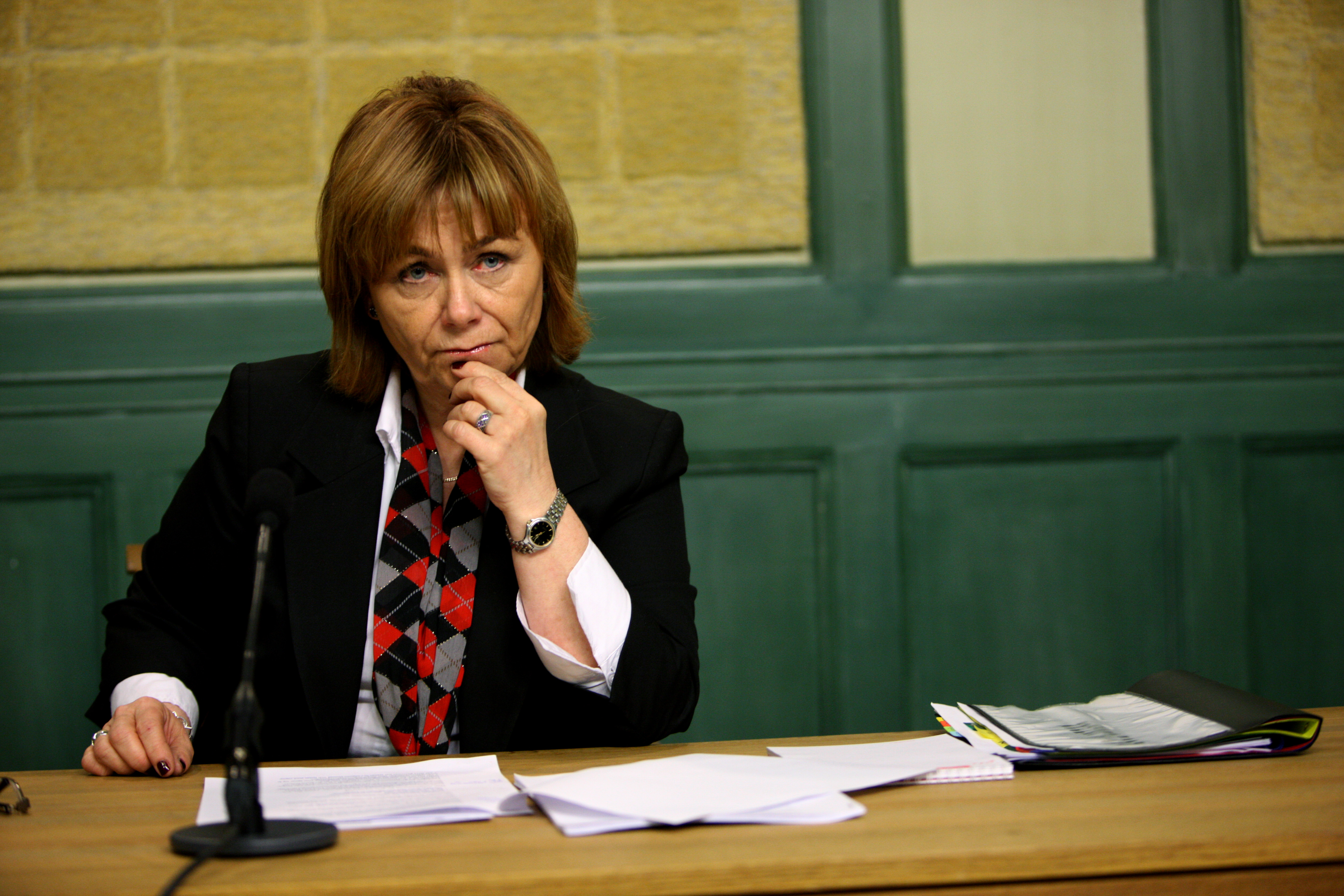 19/3/2010. Justitieminister Beatrice Ask (m) säger att hon vill skicka hem lila kuvert till torskar som torskat för brott mot sexköpslagen. Det blir ett jävla liv i luckan.