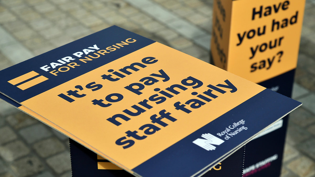 Medlemmar i vårdförbundet Royal College of Nursing strejkar för första gången sedan facket bildades 1916. Arkivbild från en protest i höstas.