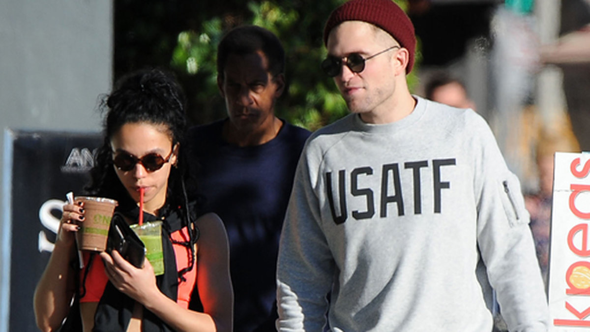 Det nykära paret FKA Twigs och Robert Pattinson i Los Angeles.  