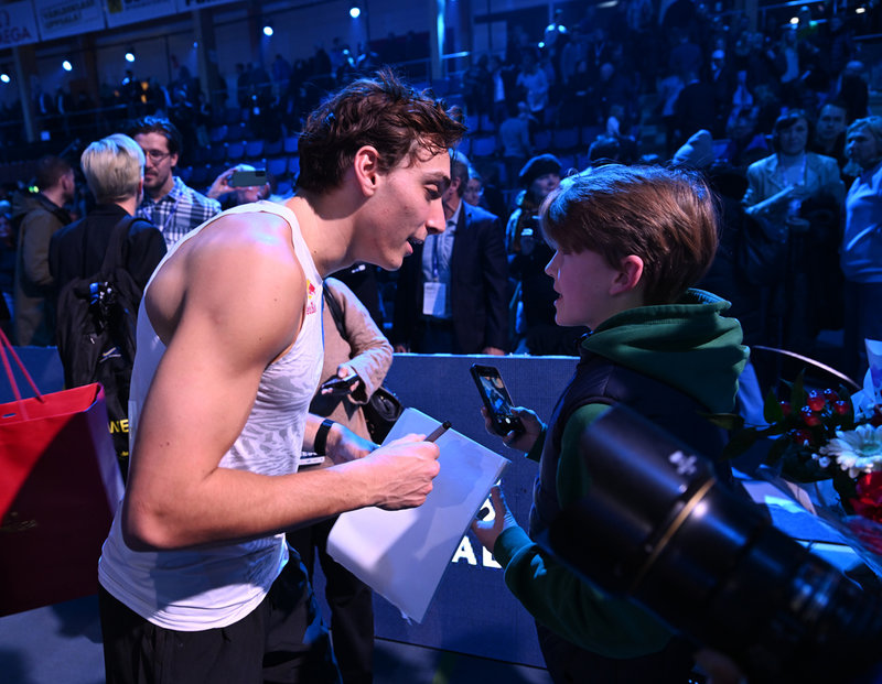 Armand Duplantis skriver autografer efter segern i torsdagens stavhoppsgala Mondo Classic i IFU Arena i Uppsala.