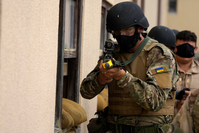 Ukrainarna lär sig skytte, första hjälpen på slagfältet och hur man strider i städer.