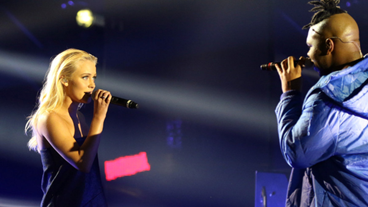 Zara Larsson och Mnek på scen. 