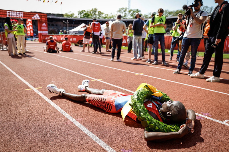 Kenyas Onemus Kiplagat Kiplimo, utslagen herrvinnare förra året.