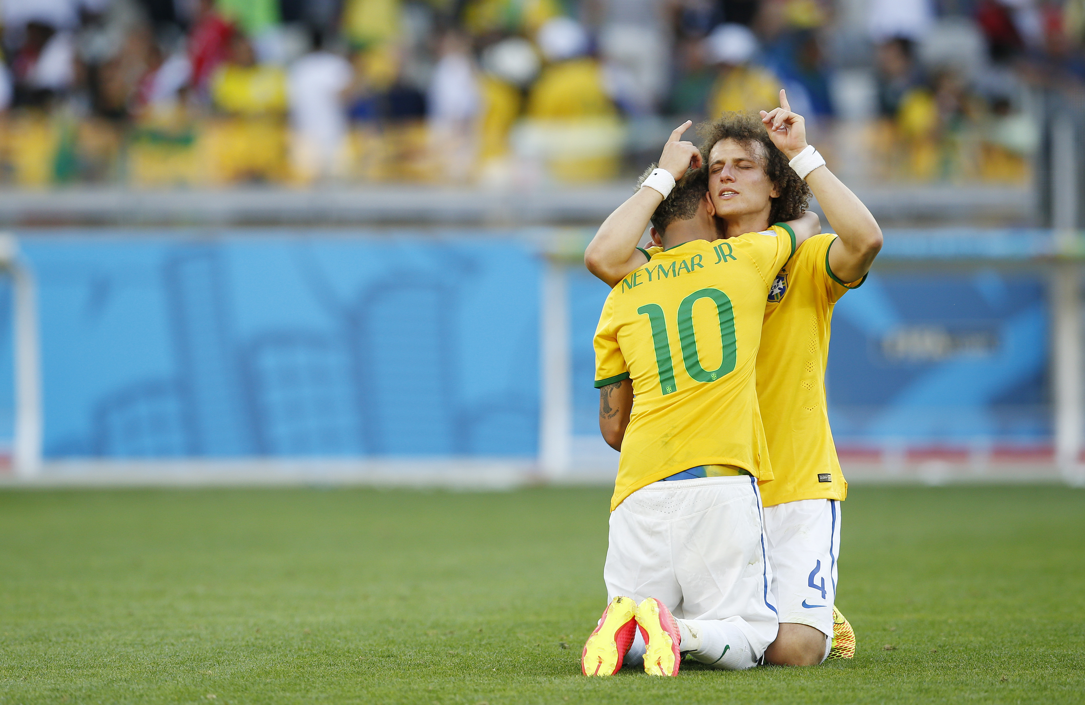 David Luiz och Neymar kramas – och gråter – efter straffsparkarna. 