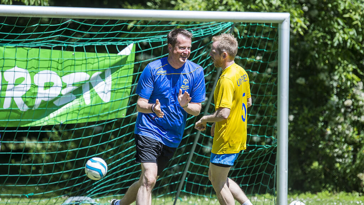 Anders Ygeman spelar fotboll.
