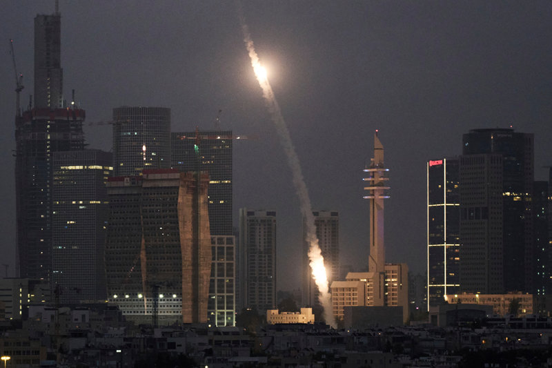 Israels luftförsvar avfyras för att stoppa de iranska robotarna.
