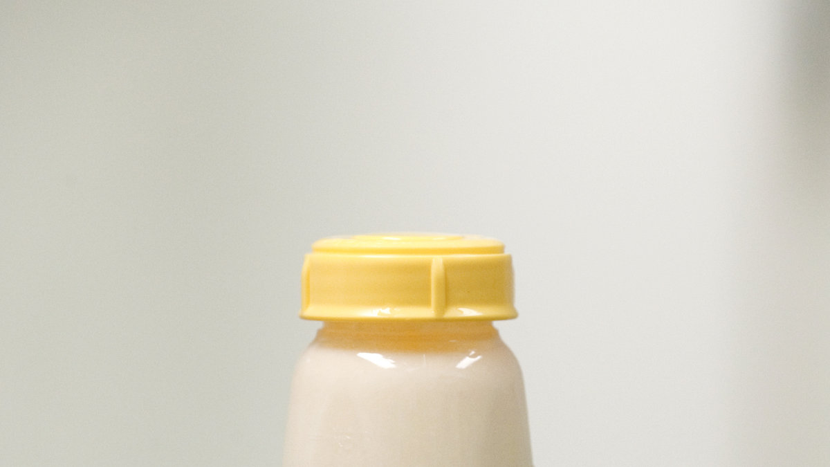 Trenden med att dricka bröstmjölk har skapat kontroverser.