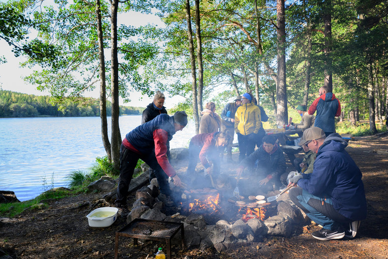 Full fart på lunchhamburgarna i Fjällnora Naturreservat. Att laga mat tillsammans blir en del av aktiviteten.