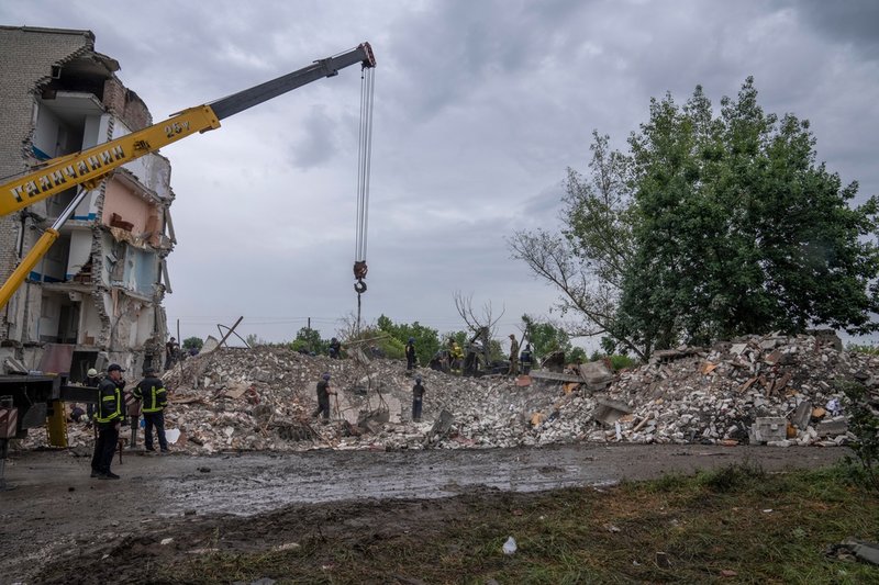 Sökarbete och röjning i rasmassorna av det sönderskjutna femvåningshuset i Tjasiv Jar. Bilden togs i måndags.