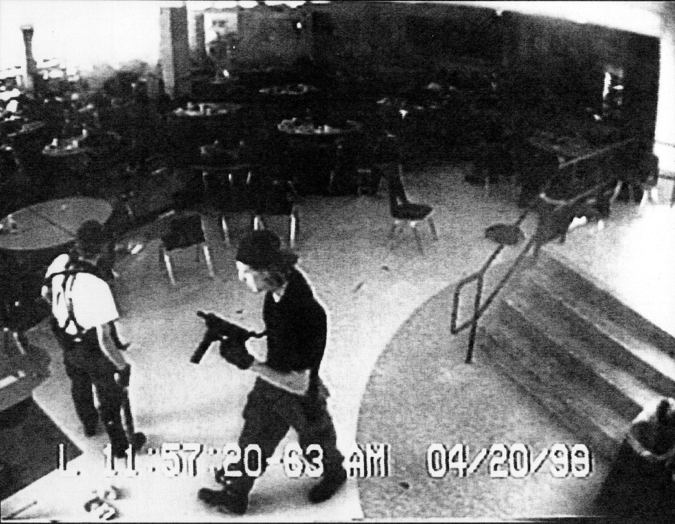 Columbine-massakern ägde rum den 20 april 1999 då Eric Harris, 18, och Dylan Klebold, 17, dödade tolv elever och en lärare på Columbine High School i Littleton, Colorado. Ytterligare 26 personer skadades. Columbine-massakern ägde rum den 20 april 1999 då Eric Harris, 18, och Dylan Klebold, 17, dödade tolv elever och en lärare på Columbine High School i Littleton, Colorado. Ytterligare 26 personer skadades.