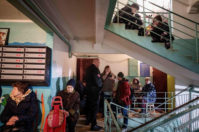 Människor i Kiev tar skydd längs ned i sitt trapphus vid anfall under natten till torsdag.