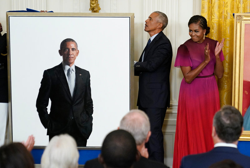 Michelle Obama ger maken Barack Obamas porträtt en applåd.