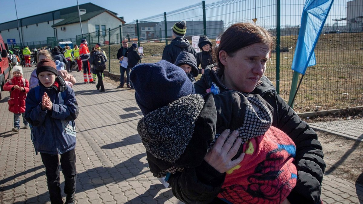 Ukrainska flyktingar anländer till gränsövergången i Medyka i sydöstra Polen i fredags. Över 2,8 miljoner människor har flytt kriget i Ukraina.
