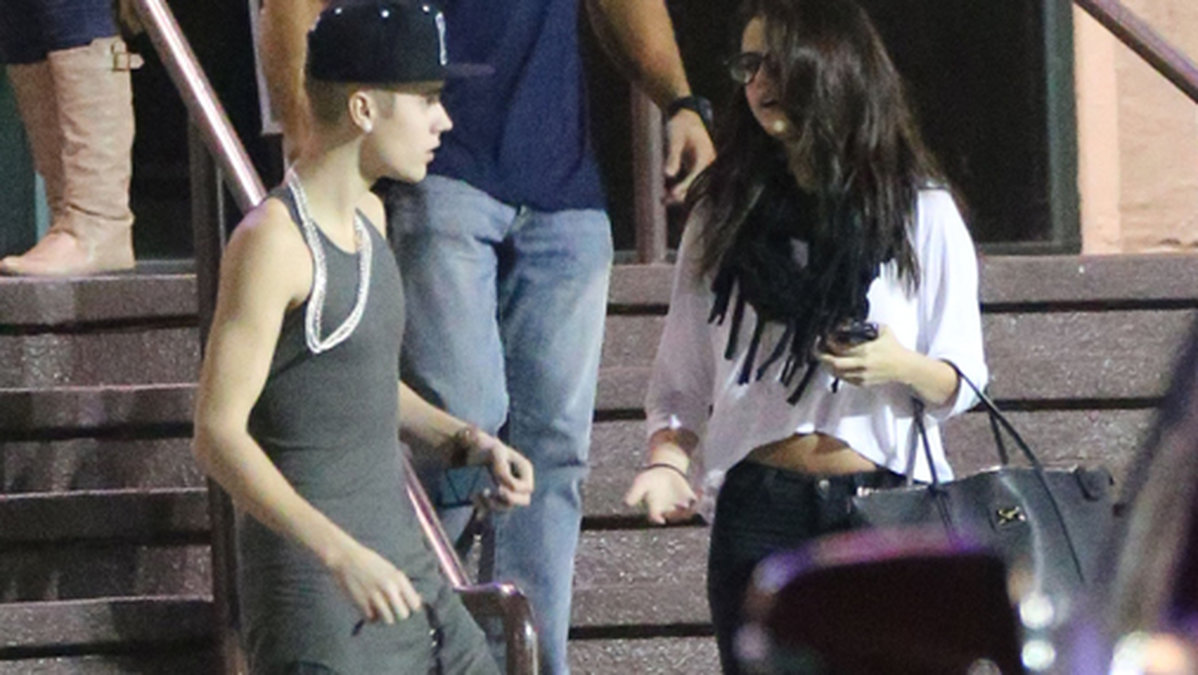 Justin och Selena lämnar en restaurang i Los Angeles.