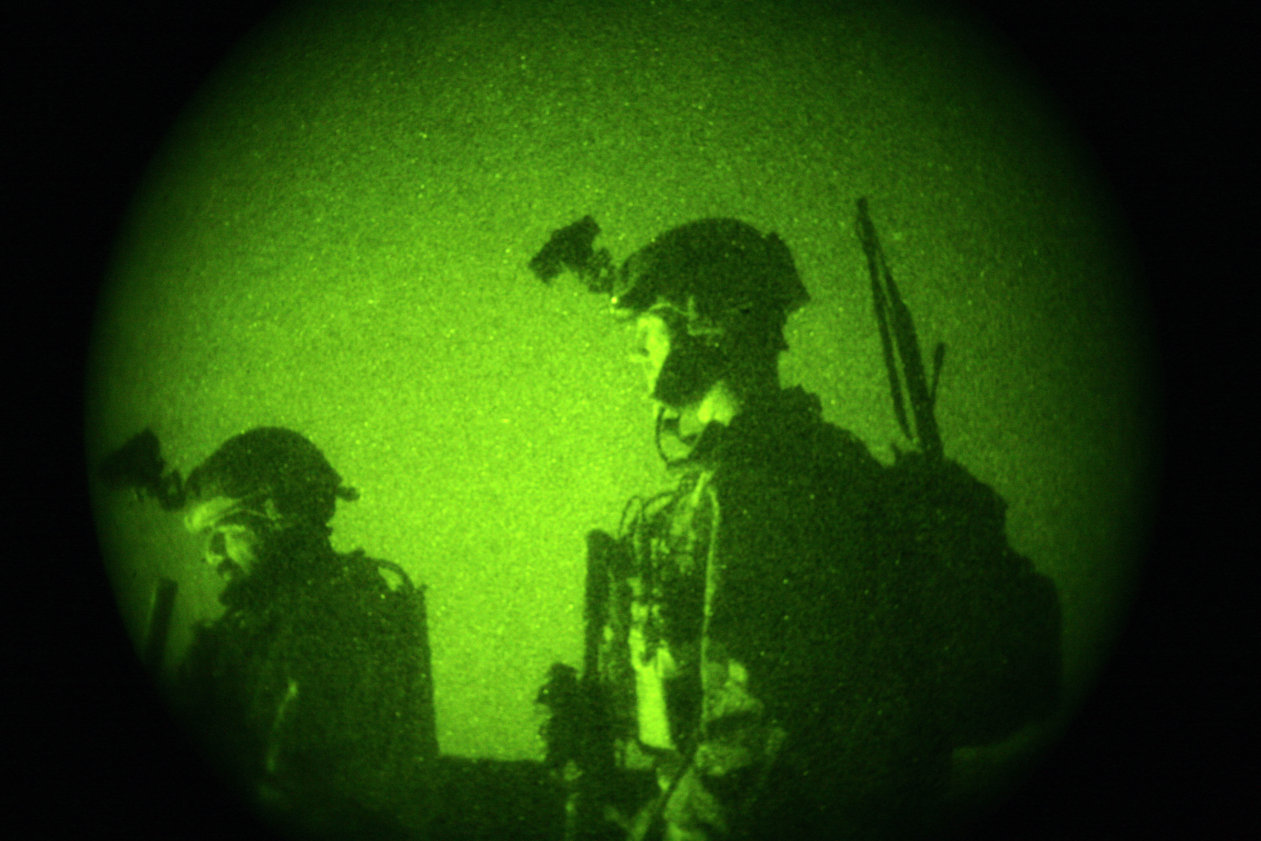 Den 1 maj 2011, efter tio års jakt, utförde elitsoldater en räd mot al-Qaedas ledare Usama Bin Ladens fästning. Den 1 maj 2011, efter tio års jakt, utförde elitsoldater en räd mot al-Qaedas ledare Usama Bin Ladens fästning.