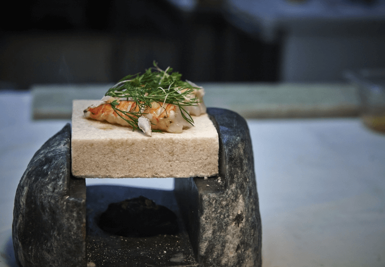"Elegant tillredda rätter i vackra uppläggningar. Ambitiösa, harmonierande, spårbara och mycket välsmakande anrättningar", skriver Svenska Dagbladet i en recension. "Elegant tillredda rätter i vackra uppläggningar. Ambitiösa, harmonierande, spårbara och mycket välsmakande anrättningar", skriver Svenska Dagbladet i en recension.